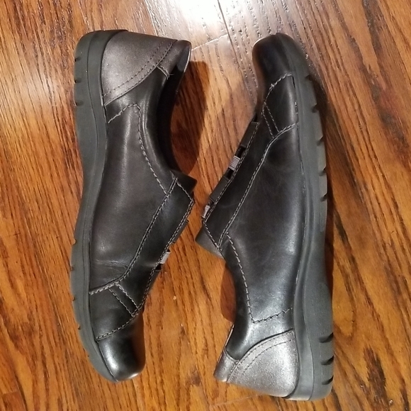 Earth Origins Leather slip-ons - Picture 2 of 10